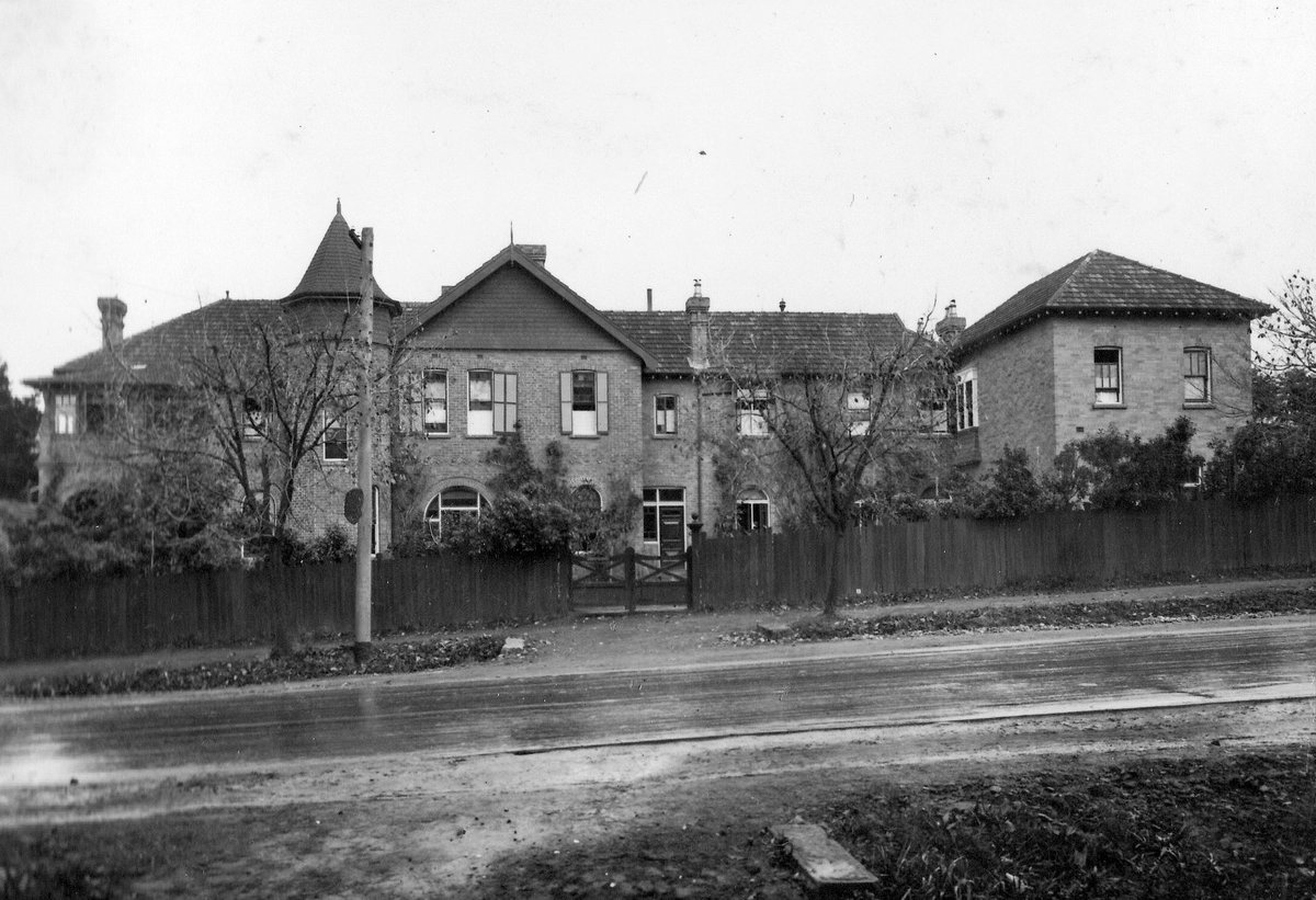 Abbotsleigh's tweet photo. The front of the Marian Clarke Building hasn't changed significantly since it was known as School House. Pictured below in the 1920s (and today!), you can see that this iconic Abbotsleigh building has absolutely stood the test of time. 

#abbotsleigh135 #thenandnow https://t.co/aRJg9Xxu3m