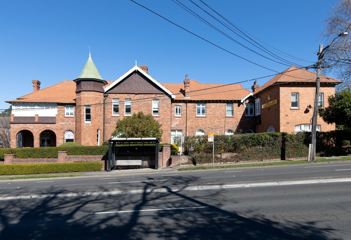 Abbotsleigh's tweet photo. The front of the Marian Clarke Building hasn't changed significantly since it was known as School House. Pictured below in the 1920s (and today!), you can see that this iconic Abbotsleigh building has absolutely stood the test of time. 

#abbotsleigh135 #thenandnow https://t.co/aRJg9Xxu3m