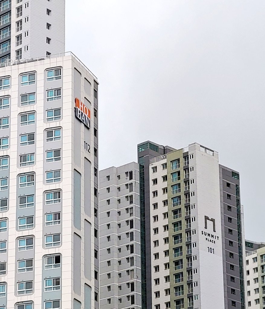 3. 'Ho Ban' and 'Summit Place'I am really not sure what is going on with 'Ho Ban' but 'Summit Place' is interesting and appealing combination of English words, wonder if this apartment was named around the time of some bigger Korea related summits . . . #LinguisticLandscape