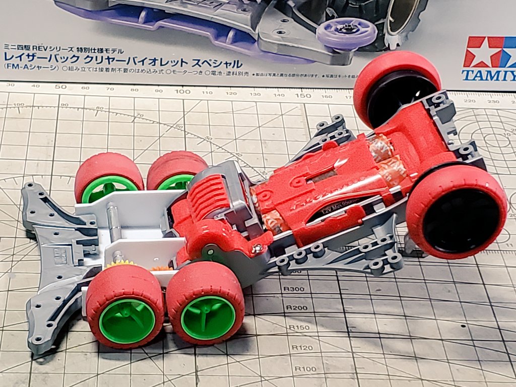 tkmt3249's tweet photo. コンデレ制作の合間に思いつきで6WDを試作してみたけど延長分を自作したら意外とあっさり出来た☆
今まで2つのシャーシを連結させてたのが時間と経費の無駄だったと思うほどの簡単さ。走行を目的としていないので強度は低いけどね。
#mini4wd https://t.co/AsyGQIE7EQ