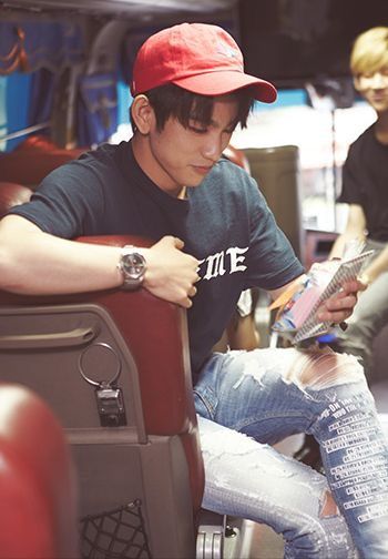 Jinyoung in ripped jeans. A small but eye opening thread  #Jinyoung  @GOT7Official