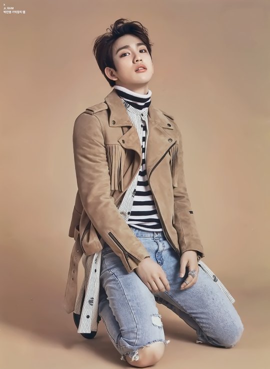 Jinyoung in ripped jeans. A small but eye opening thread  #Jinyoung  @GOT7Official