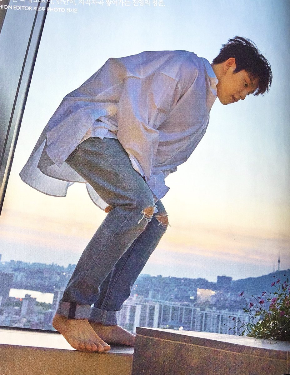 Jinyoung in ripped jeans. A small but eye opening thread  #Jinyoung  @GOT7Official