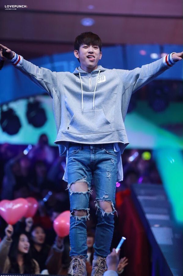 Jinyoung in ripped jeans. A small but eye opening thread  #Jinyoung  @GOT7Official