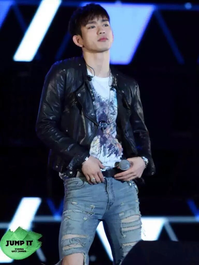 Jinyoung in ripped jeans. A small but eye opening thread  #Jinyoung  @GOT7Official