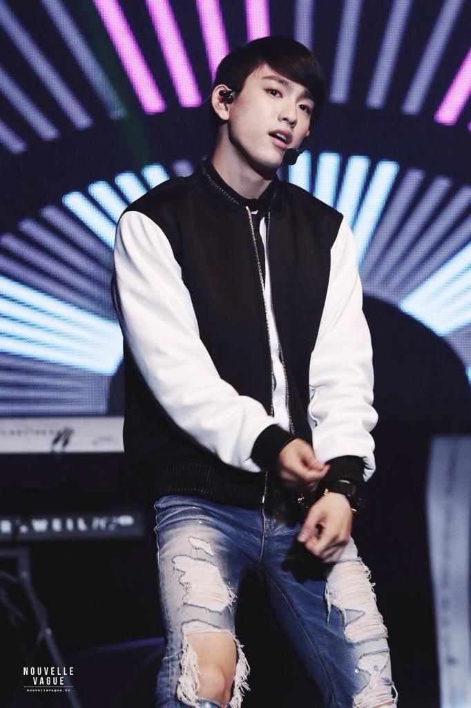 Jinyoung in ripped jeans. A small but eye opening thread  #Jinyoung  @GOT7Official
