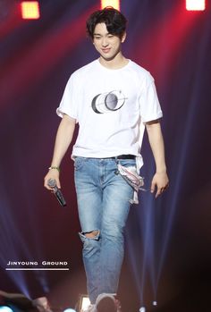 Jinyoung in ripped jeans. A small but eye opening thread  #Jinyoung  @GOT7Official