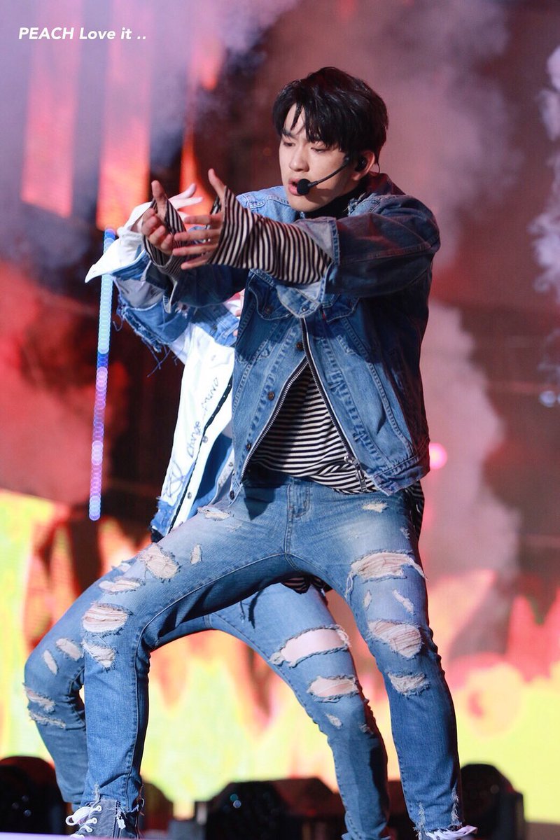 Jinyoung in ripped jeans. A small but eye opening thread  #Jinyoung  @GOT7Official