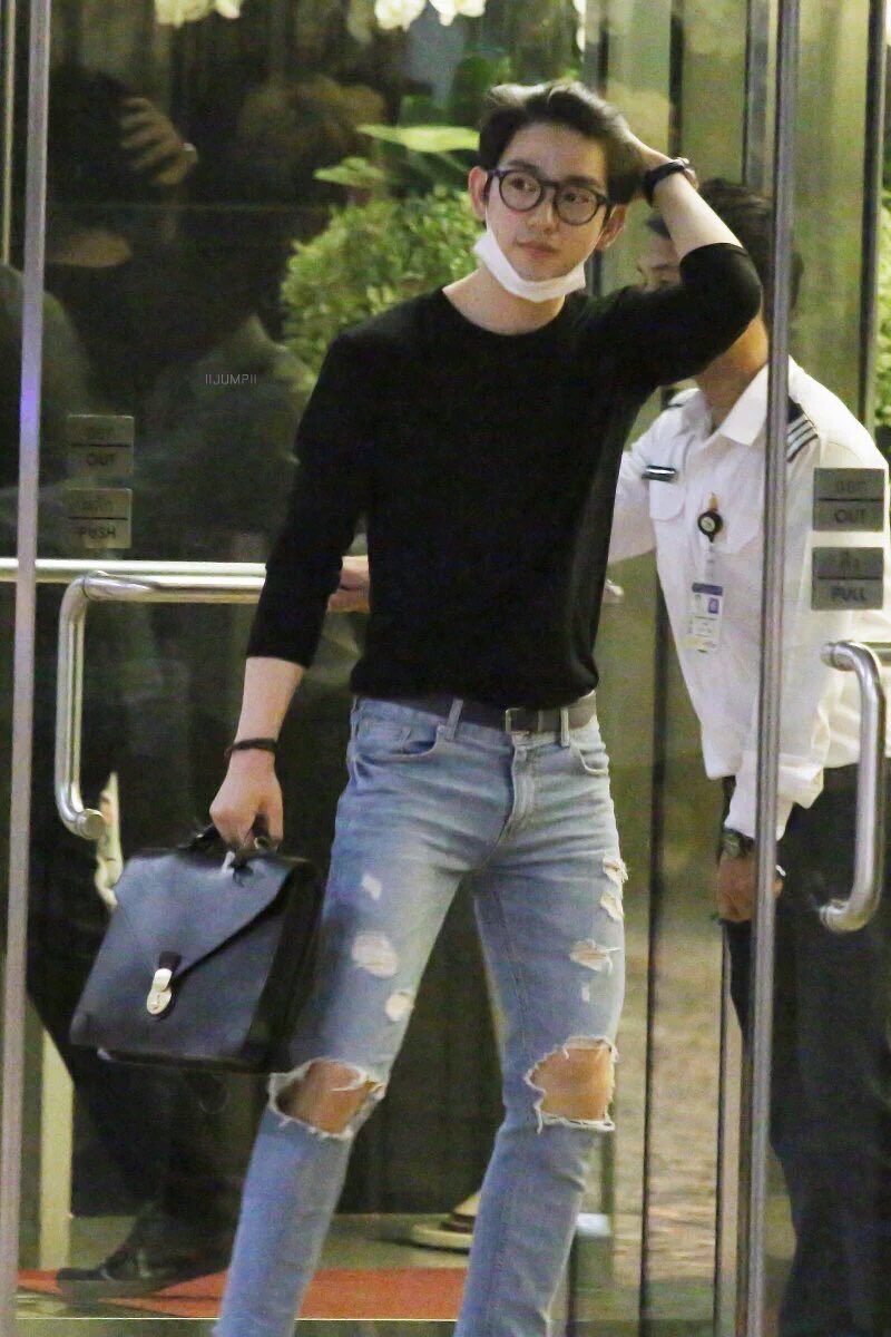Jinyoung in ripped jeans. A small but eye opening thread  #Jinyoung  @GOT7Official