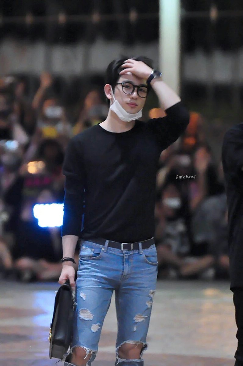 Jinyoung in ripped jeans. A small but eye opening thread  #Jinyoung  @GOT7Official
