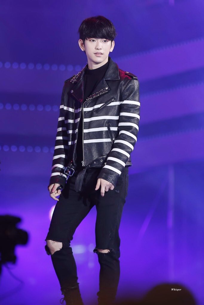 Jinyoung in ripped jeans. A small but eye opening thread  #Jinyoung  @GOT7Official