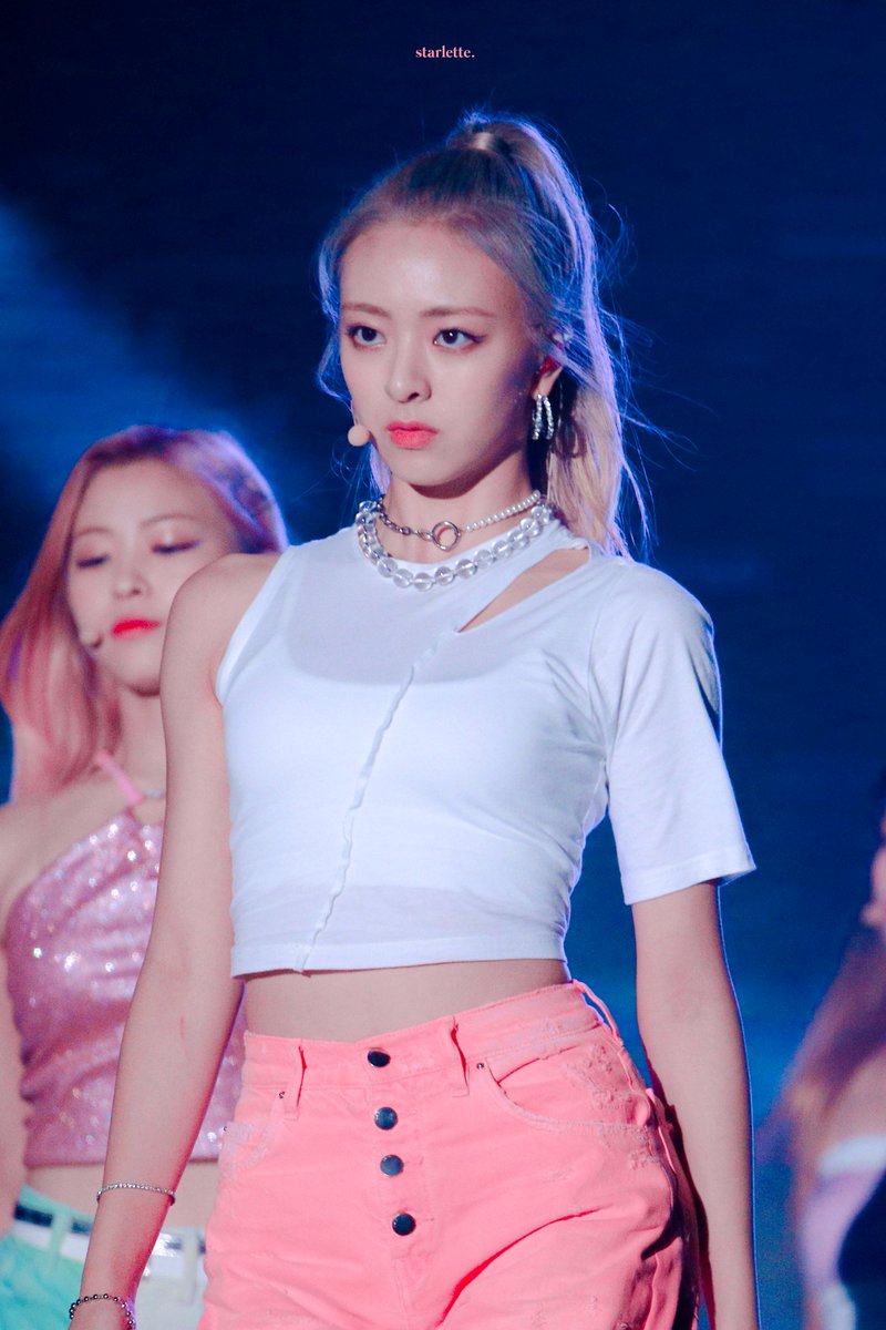 starlette_yn's tweet photo. 190824 🌺
K-World Festa

♫ 𝑰𝒄𝒚 𝒃𝒖𝒕 𝑰'𝒎 𝒐𝒏 𝒇𝒊𝒓𝒆 ♫ 
  
#YUNA #유나 #ITZY #있지 https://t.co/RhTWiu8kUV
