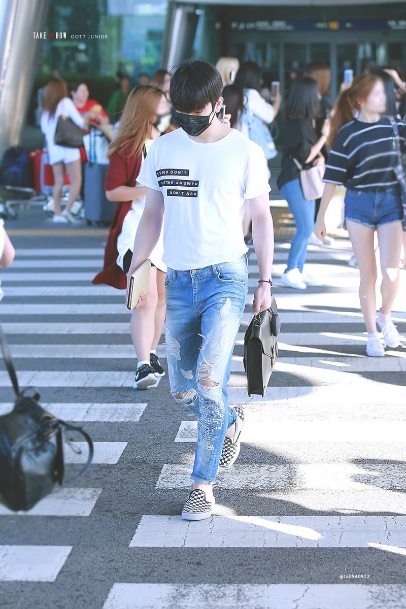 Jinyoung in ripped jeans. A small but eye opening thread  #Jinyoung  @GOT7Official