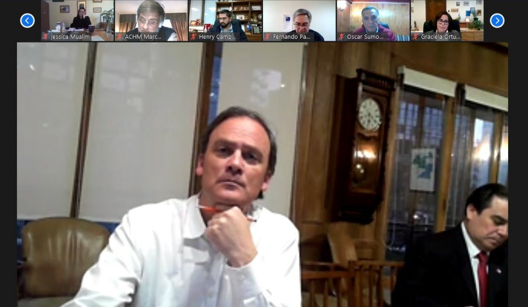 ACHMChile's tweet photo. ⭕ Directorio de @AChMChile, encabezado por el Presidente, Alcalde de @puerto_natales, @fdoparedes, en 💻videoconferencia 📡con Ministro del @Minvu, @FelipeWard donde se analizan las urgencias en temas de vivienda, que afectan a todas las comunas del país
#somosAChM https://t.co/Cnk94WlD6A