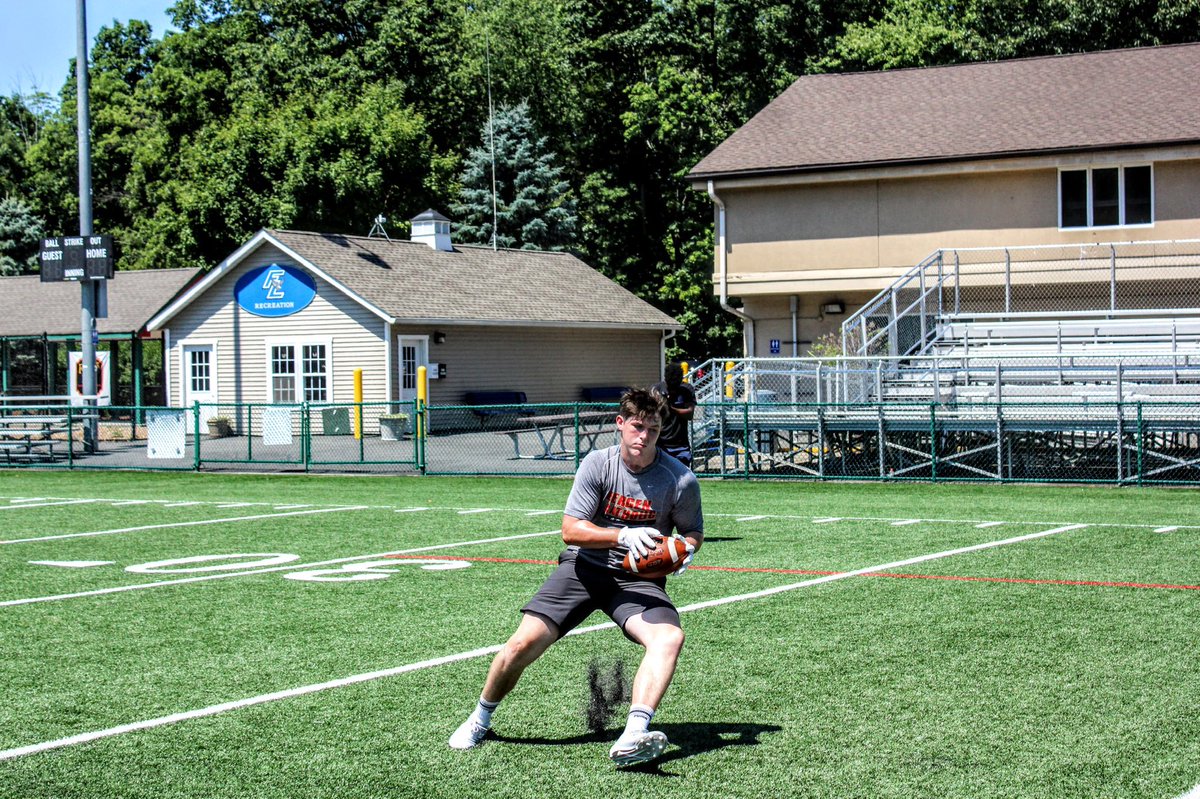 JackComeau8's tweet photo. Great work yesterday with the guys ! @SimmsCompleteQB @j_stew09 @grusser_jack https://t.co/jldgNrss4O