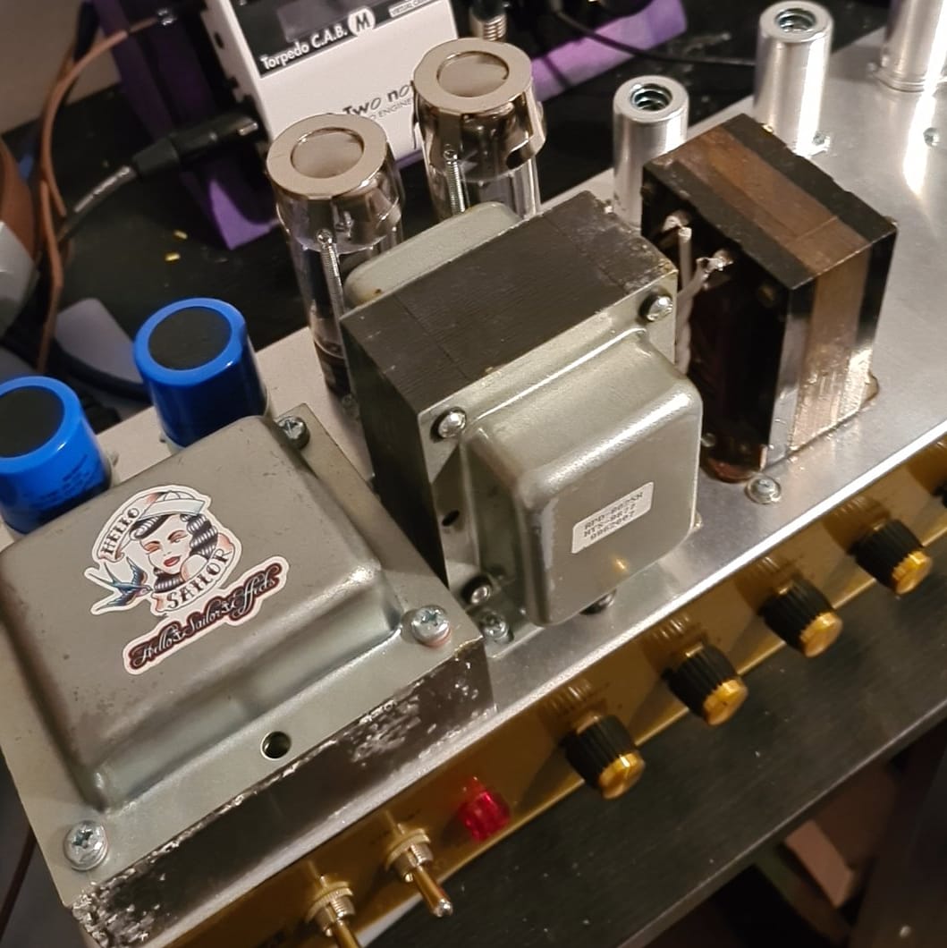 EffectsHello's tweet photo. Black flag plexi with vintage military choke from 1947 - this is the same choke as Jim Marshalls very first jtm45 ππ΄
#vintageguitarposts #vintageguitar #marshallplexi50 #marshallplexi1959slp #guitarra #marshallplexi100w #marshallpleximod #vintageguitarmagazine #guitars https://t.co/GFbrcv9jvG