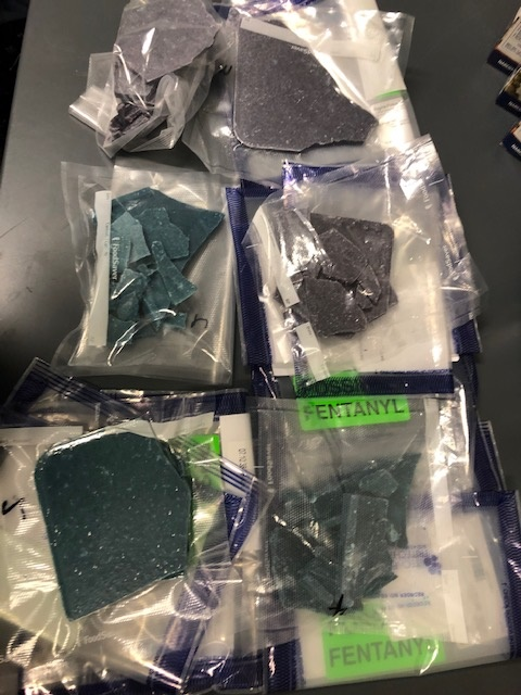 reginapolice's tweet photo. Investigation by the RPS Drug Unit has resulted in the seizure of approximately 1 kilo of fentanyl. That's equal to about 10,000 individual doses.

This mass quantity of the dangerous drug is now off the streets and 3 individuals are charged.

DETAILS: https://t.co/vcK8RmDUXd https://t.co/RGTewsawTK