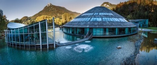 オーストリア のザルツブルグの山の中にあるレッドブルの本社凄い