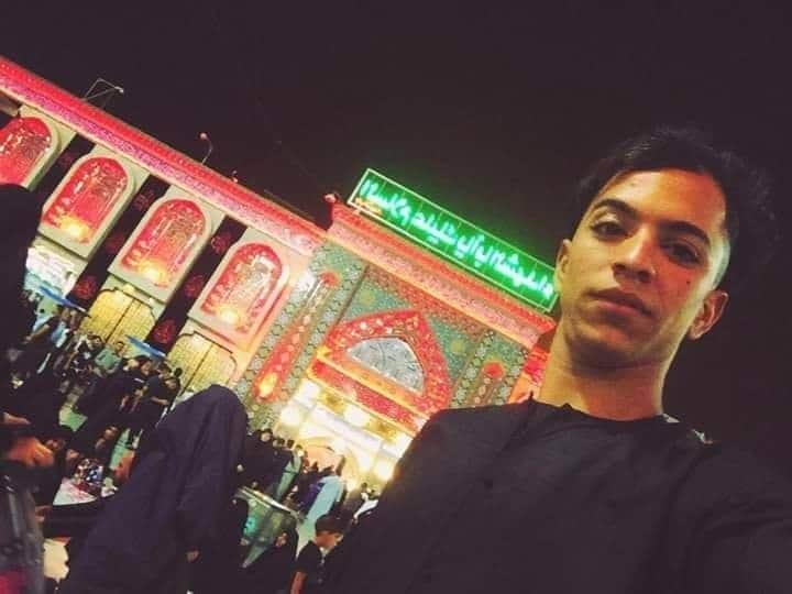هذا الفتى قتل على يد فرقة العباس
في كربلاء ؟!! بسبب مشاجرة معهم

واعتبرت العتبة العباسية في بيان لها 
هذا الفعل سوء تصرف من قبل
 عناصر الفرقة !!
