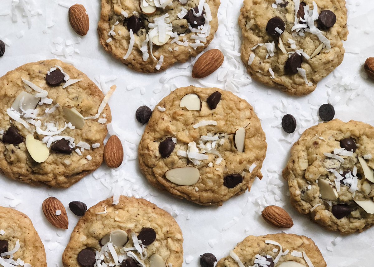 megpruett13's tweet photo. I recently hit 100 sales on Etsy selling scratch-made baked goods, specifically brownies &amp; cookies 🍪🍫 Baking is one of my passions, so to be out of work due to Covid has been hard! 

HELP ME GET BACK TO BAKING/HAPPY MEG by ordering some sweets 🤗😇 

https://t.co/PlWmXpbkk1 https://t.co/yu5ZwOQgT4