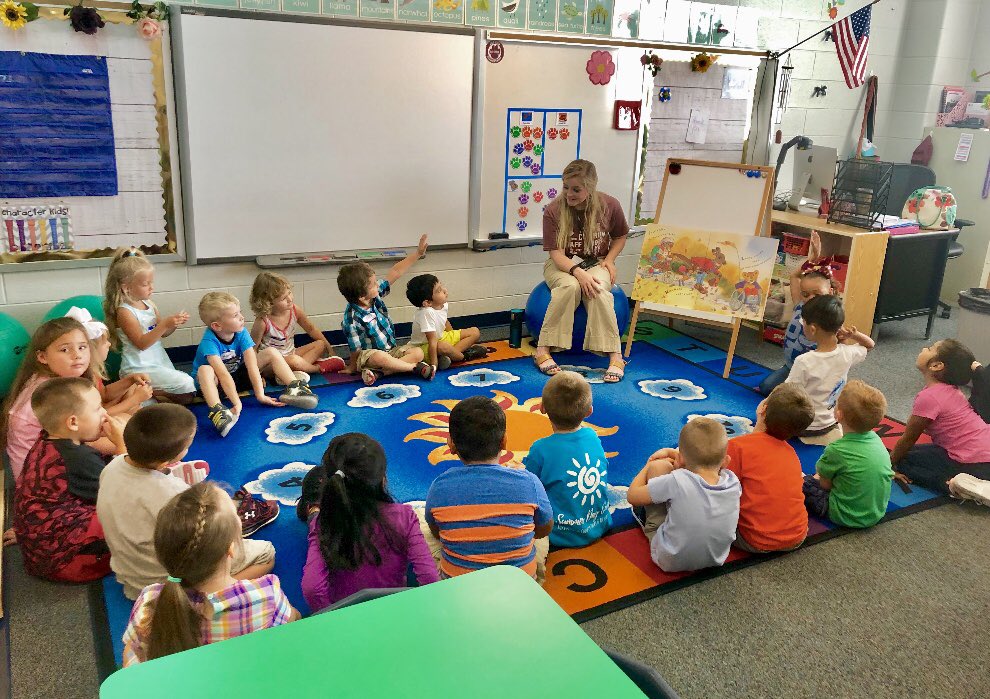 SnazzyTieGuy's tweet photo. Pandemic @CRESCubs summer school social-distancing storytime where @MsMariahLiskey reads a story to seven children — none of whom are sitting on the carpet ... &amp; last year’s beginning of school kindergarten circle time with 18 students — all of whom are sitting on the carpet! 🤔 https://t.co/wtpPOGXQ5D