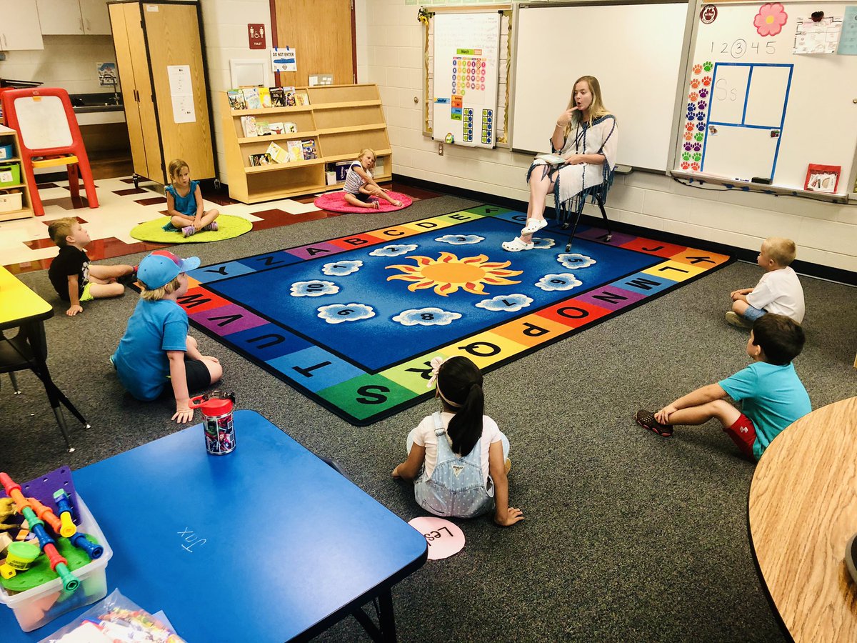 SnazzyTieGuy's tweet photo. Pandemic @CRESCubs summer school social-distancing storytime where @MsMariahLiskey reads a story to seven children — none of whom are sitting on the carpet ... &amp; last year’s beginning of school kindergarten circle time with 18 students — all of whom are sitting on the carpet! 🤔 https://t.co/wtpPOGXQ5D