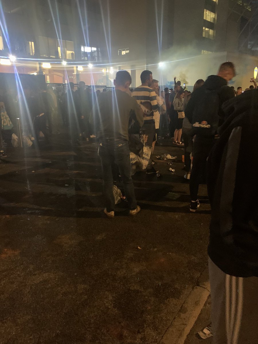 HarrietAshton24's tweet photo. Something that won’t get shown... Leeds fans clearing up tonight at Elland Road #lufc #ellandroad https://t.co/cnxslsttkz