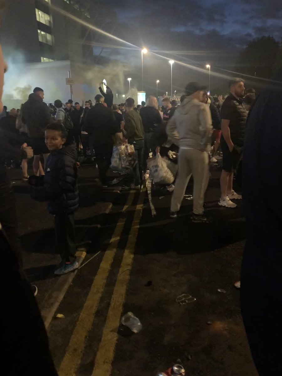 HarrietAshton24's tweet photo. Something that won’t get shown... Leeds fans clearing up tonight at Elland Road #lufc #ellandroad https://t.co/cnxslsttkz