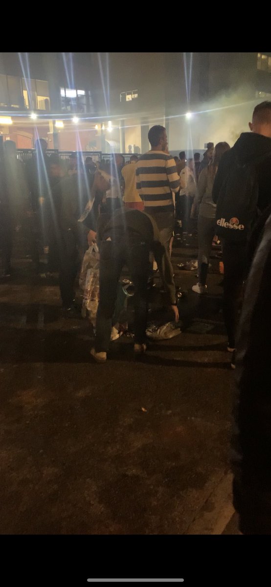 HarrietAshton24's tweet photo. Something that won’t get shown... Leeds fans clearing up tonight at Elland Road #lufc #ellandroad https://t.co/cnxslsttkz