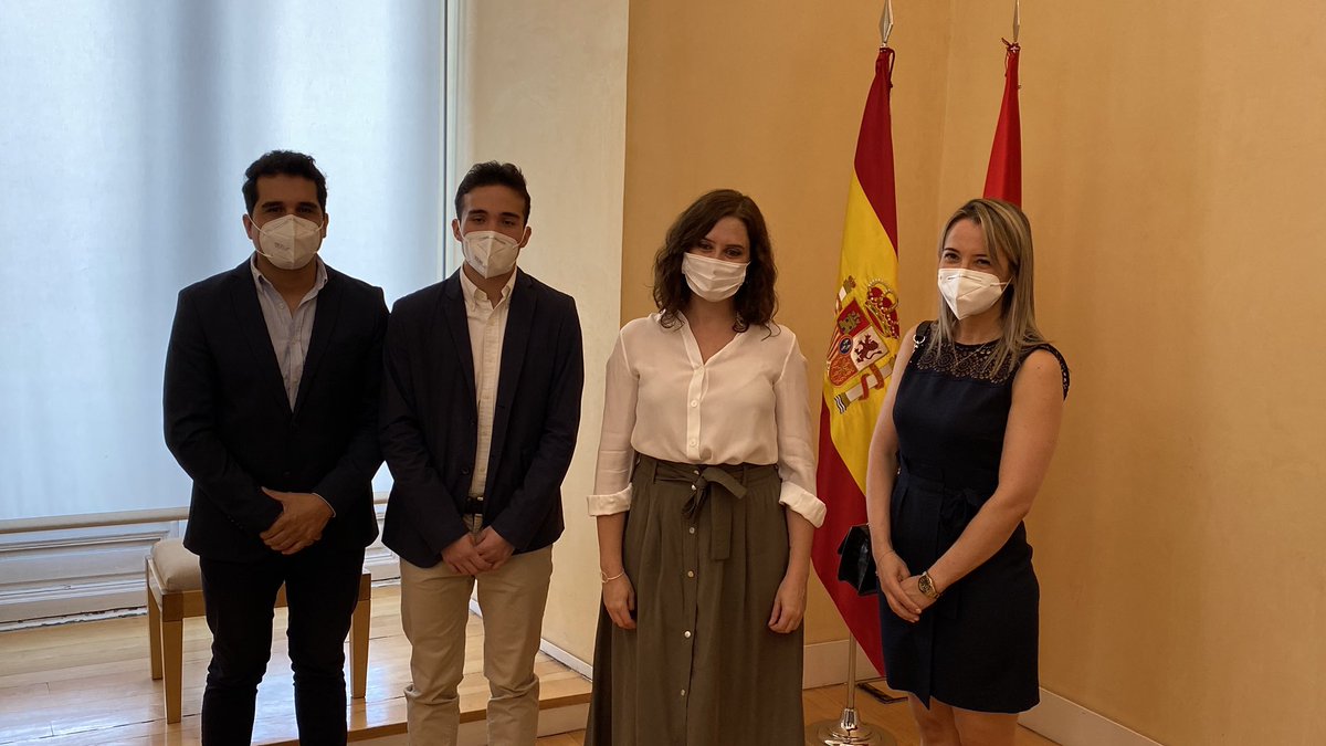 ColegiosElValle's tweet photo. Nuestro alumno Franco Salinas juntos Al Director General de los Colegios El Valle y El Equipo Directivo del Colegio El Valle de Las Tablas han sido recibidos por la Presidenta @IdiazAyuso de la @ComunidadMadrid  y el Consejero de Educación @eossoriocrespo https://t.co/L3hD6QlUhU