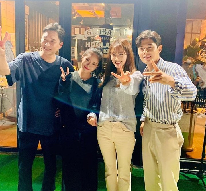 KimJaeKyungBR's tweet photo. IG • 📸| Nova atualização no instagram 💖
• As Filmagens do filme #SimpleStation encerraram nesse final de semana e o elenco comemorou o encerramento 🤗
#KimJaekyung #Jaekyung #김재경 #재경 #Rainbow #레인보우 https://t.co/WSpwOVy1XD
