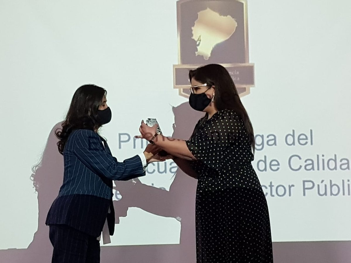 BloqueSeguridad's tweet photo. La secretaria general (e) de la @Presidencia_Ec, Johana Pesántez, realizó la entrega de reconocimiento a la directora del @SRIoficialEc, @MarisolAndradeH por alcanzar el primer lugar al "Premio Ecuatoriano de #CalidadYExcelenciaEc en el Sector Público".

#AEcuadorLoSacamosTodos https://t.co/CPGH7ozQxF