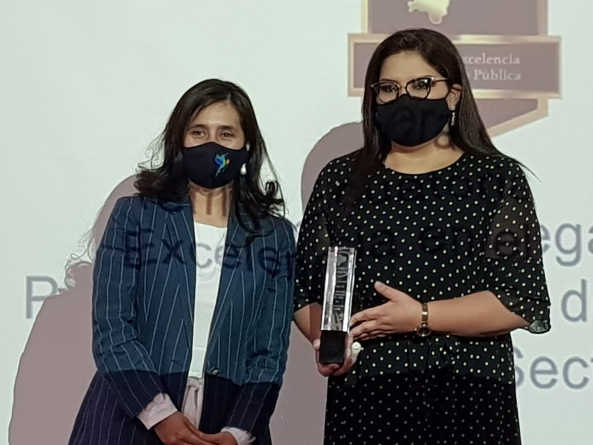 BloqueSeguridad's tweet photo. La secretaria general (e) de la @Presidencia_Ec, Johana Pesántez, realizó la entrega de reconocimiento a la directora del @SRIoficialEc, @MarisolAndradeH por alcanzar el primer lugar al "Premio Ecuatoriano de #CalidadYExcelenciaEc en el Sector Público".

#AEcuadorLoSacamosTodos https://t.co/CPGH7ozQxF