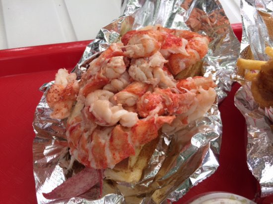 chrispetty4's tweet photo. @MSandofsky @rebeccamakkai Lobster roll from Red’s Eats in Wiscasset Maine. https://t.co/yxKl7dJvrF