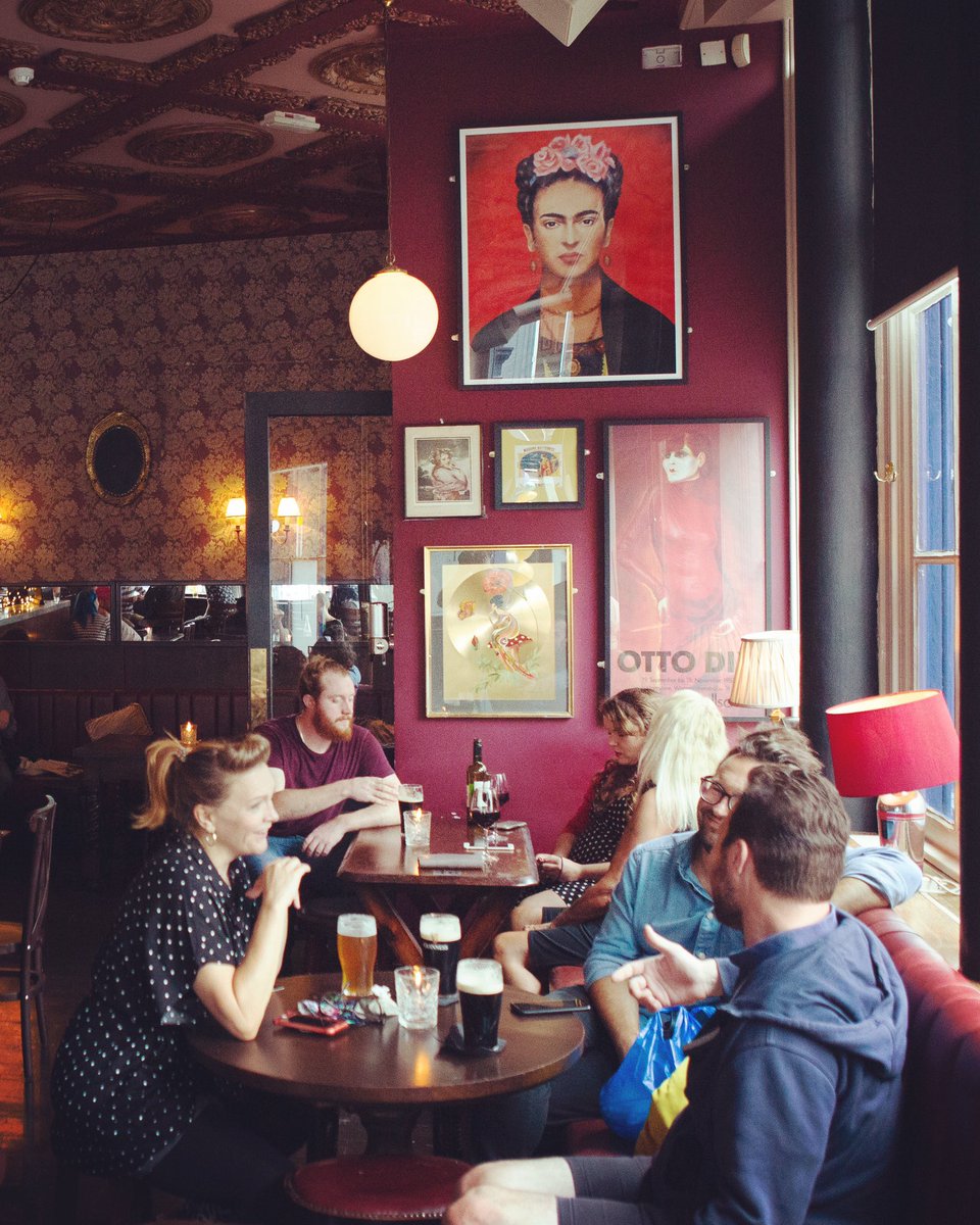 LadyHamiltonNW5's tweet photo. Photo credit : @Joshbratt87 #kentishtown #ladyhamiltonnw5 #friedakahlo #prettypub https://t.co/llQTVSvwNm