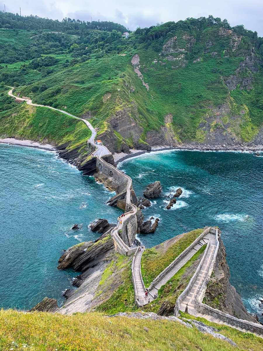 Hoy tuve la dicha de visitar San Juan de Gaztelugatxe en Bilbao. 
Desde que vi este lugar en Game of Thrones, me propuse conocerlo algun día, y ese día fue hoy.😌
Aquí les dejo esta postalita que tomé desde lo más alto.