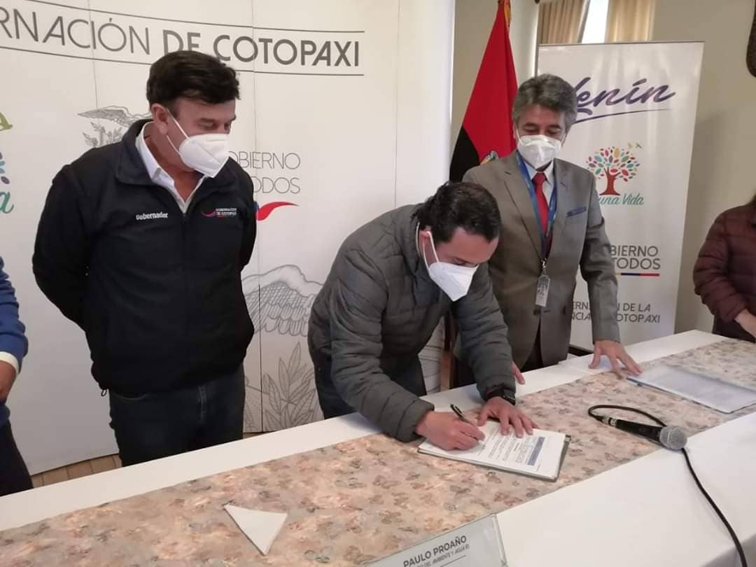 Gober_Cotopaxi's tweet photo. Mediante la gestión del gobernador @GHector_Oficial, se definió con el Ministro de @Ambiente_Ec, @PauloProanoA, en sustituir el Acuerdo Ministerial No. MAAE- 2020-011 del 06 de julio del 2020 y firmar un Acuerdo que establece la administración desde la provincia de #Cotopaxi. https://t.co/rWz6XV9sJk