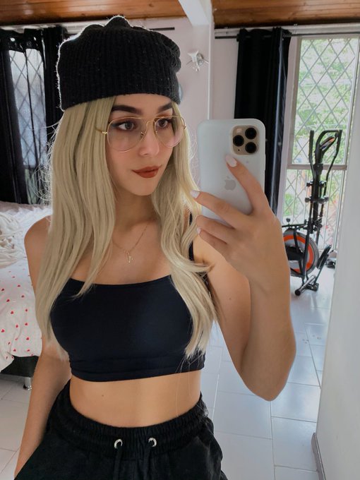 Estoy en Twitch ❤️ Te espero 😘 https://t.co/3SvWRWma1g https://t.co/ogDRDFWNlY