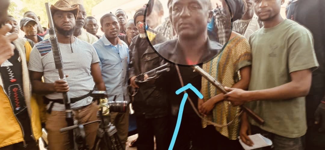 ottotgs's tweet photo. Details emerge on how the #Borno hunter #Baba #Maigiwa was lured by #BokoHaram #ISWAP independent commander #Modu #solum in what appeared to be a genuine negotiation deal - there are fears he could be handed over to #ISWAP leaders #Ba #Lawan & #Albarnawi faction as a trophy. https://t.co/q3gkeuFp2k