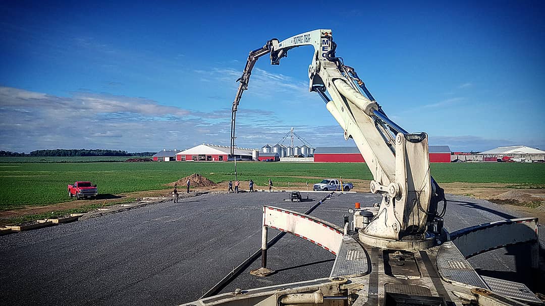 RyanAAndre's tweet photo. .@tomlinsongroup #TomlinsonReadyMix supplying #Fibremesh #Concrete for a local #Farm. #Agriculture #Ottawa #Ontario #BuildWithStrength #BuildForLife #BuildWithConcrete https://t.co/Lw8Ua4i4I2