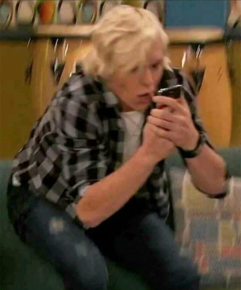 killmycalamity's tweet photo. SON LAS 12 EN INGLATERRA, NO ES UN SIMULACRO, LA OTRA PARTE DE ESTE MEME YA NO EXISTEEEEEE #10YearsOneDirection #10YearsOfOneDirection
#10YearsOf1D 
#10Years https://t.co/O3vnTSSCVu