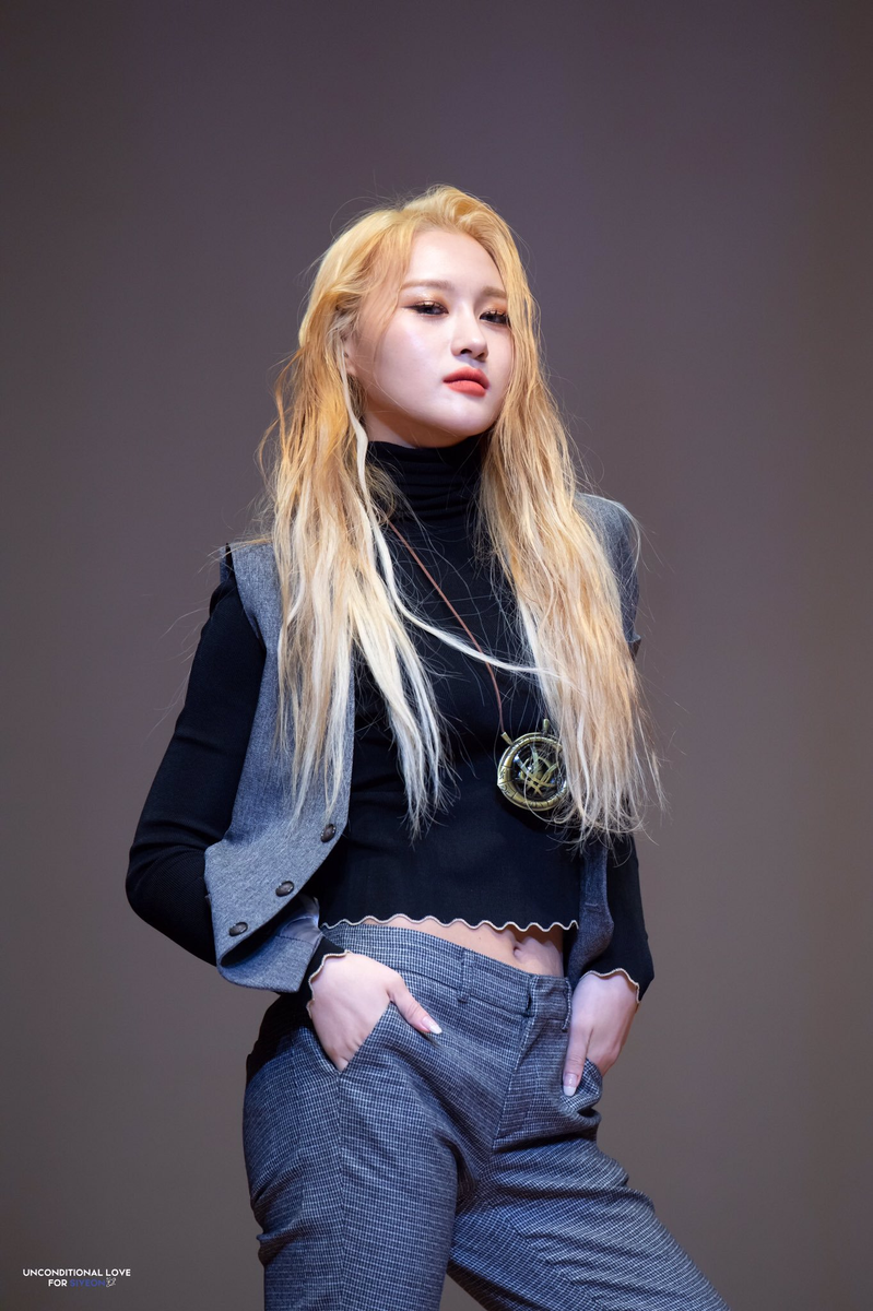 a short thread of lee siyeon's looks that radiate Big Andro/Gender Non-Conforming Energy