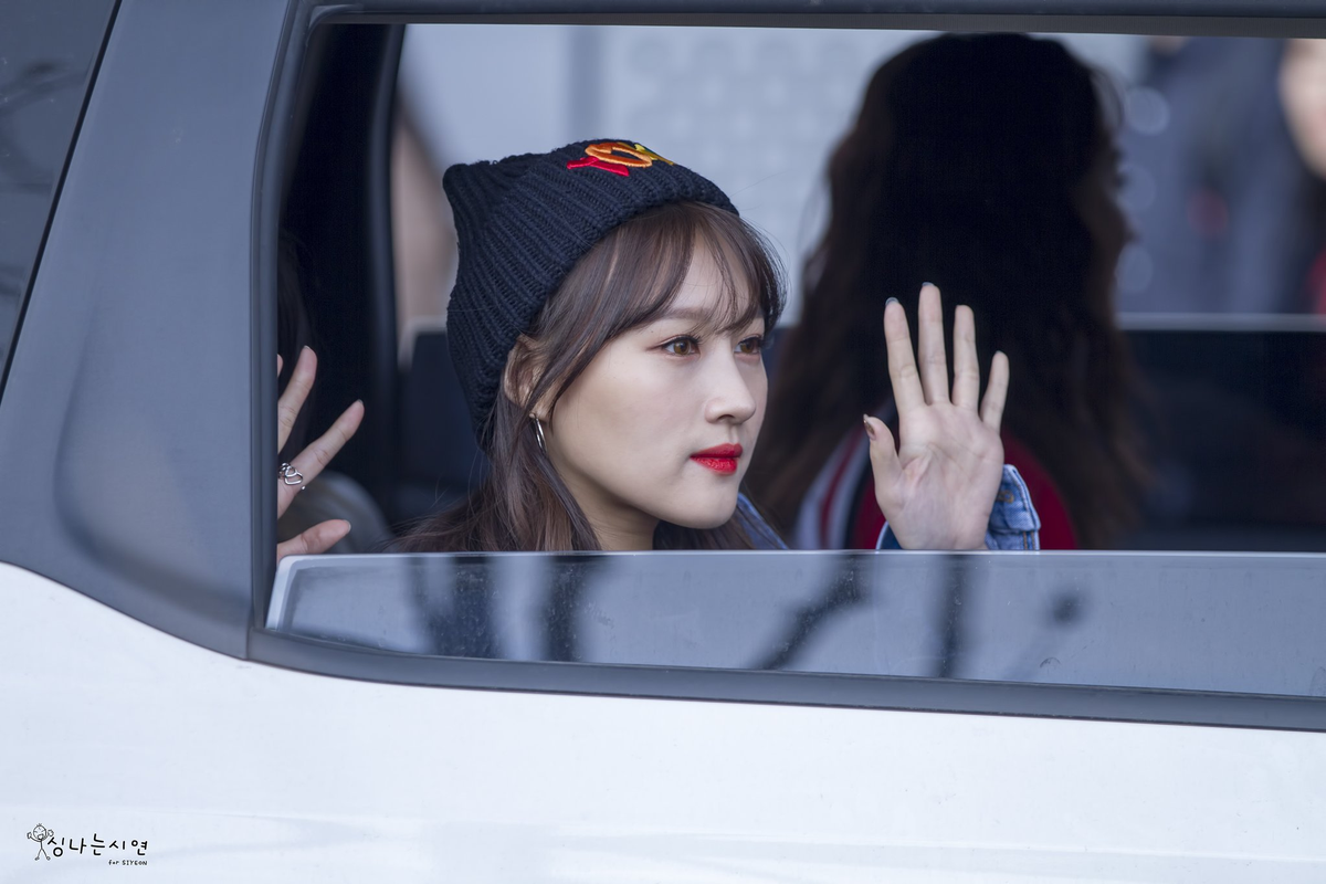 a short thread of lee siyeon's looks that radiate Big Andro/Gender Non-Conforming Energy