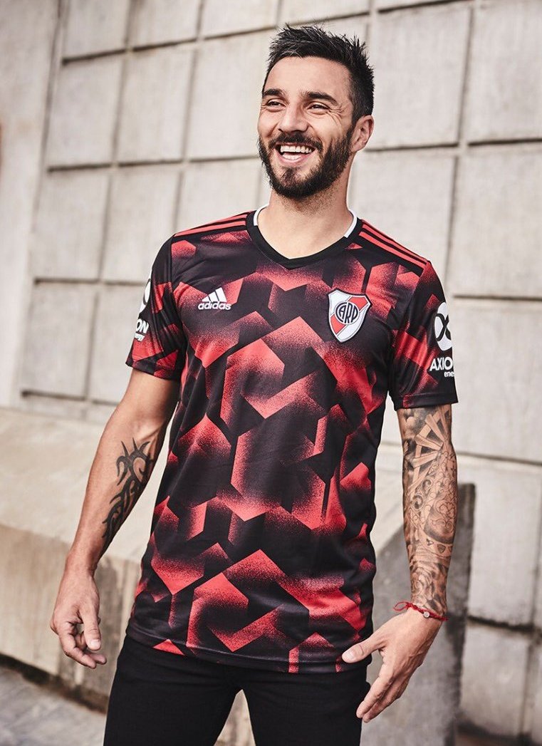 turcocarp's tweet photo. ¿De un lado? Camiseta tallada al cuerpo para exaltar su belleza. Sonrisa genuina. Felicidad plena.

¿Del otro? Camiseta llena de arrugas. Sonrisa forzada. Cara de sueño. 

¿Soy un celoso despechado y que todavía no pude soltar? Claro que sí. https://t.co/z4Qss4YwN0