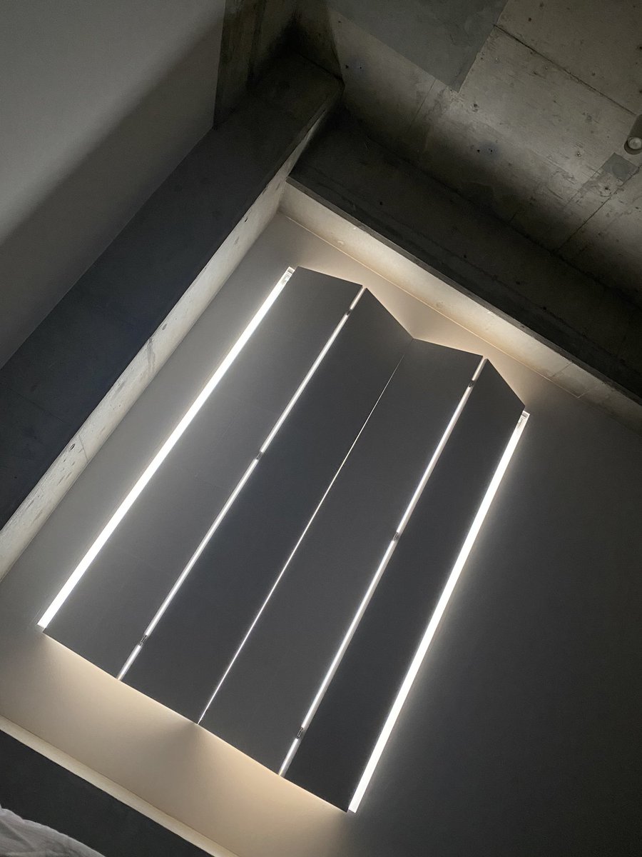 Yusuke Seki デザインした京都のホテルtsuguの朝 自然光のボリュームを自由に室内に取り入れる屏風システム 照明器具がなかった時代の調光ってどうやってたんだろーと 思いを馳せて考えた仕組み