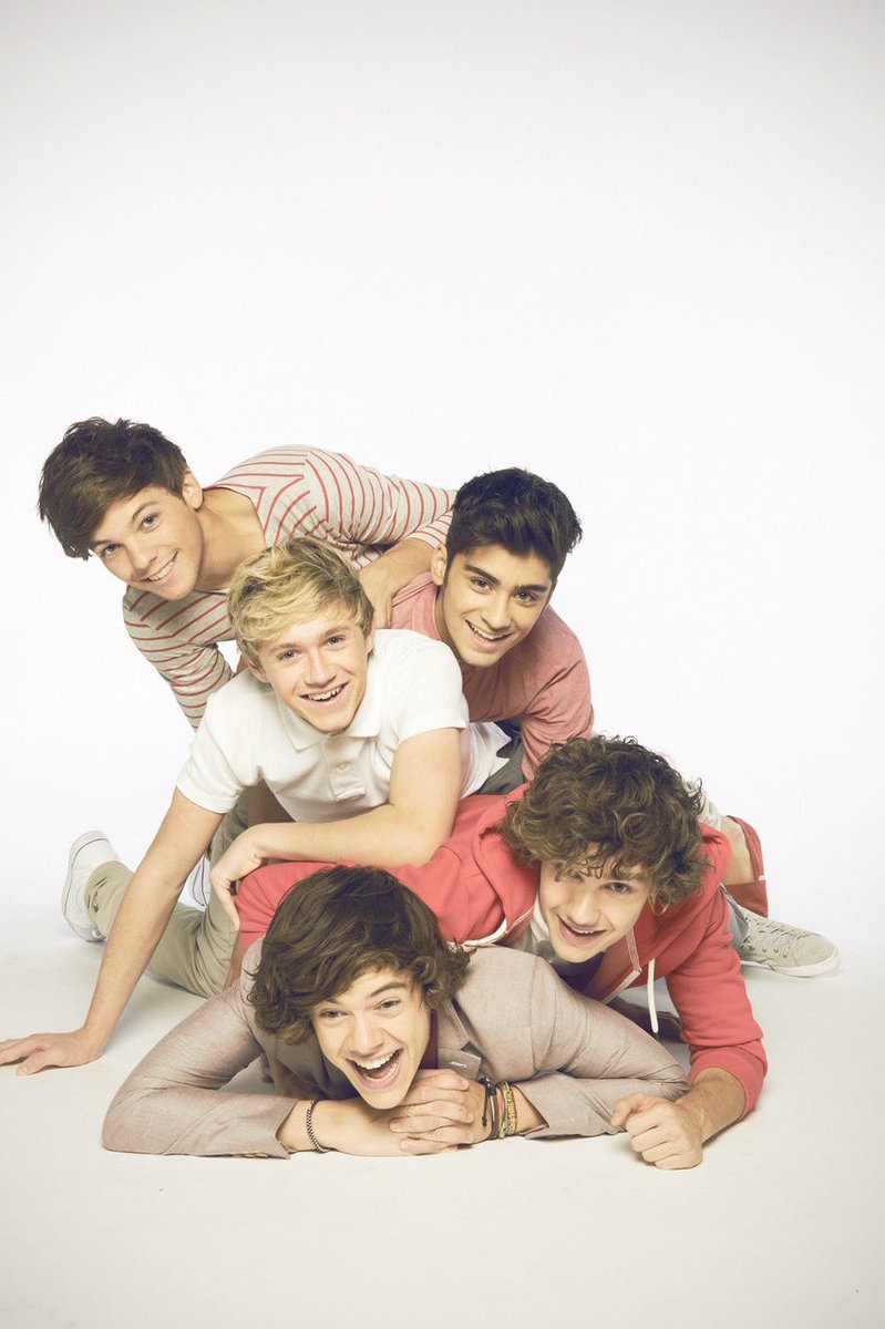 flaxx01's tweet photo. Oficialmente en Londres es 23/07, lloremos porque la mejor boyband de la década está cumpliendo su décimo aniversario, lloremos porque se manifiesten, gracias por todo, por si esto deja de ser un hasta luego y culmina. #1DecadeProject #10YearsOneDirection #18MonthsMyAss https://t.co/CeCKADfeP7