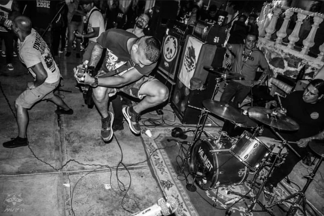 PunkMexico's tweet photo. El punk no muere! 🤟
📸: @mvph_foto 

#punk #punkrock #punksnotdead #mexico #punkenespañol #elpunknohamuerto https://t.co/UeytQAvKlk