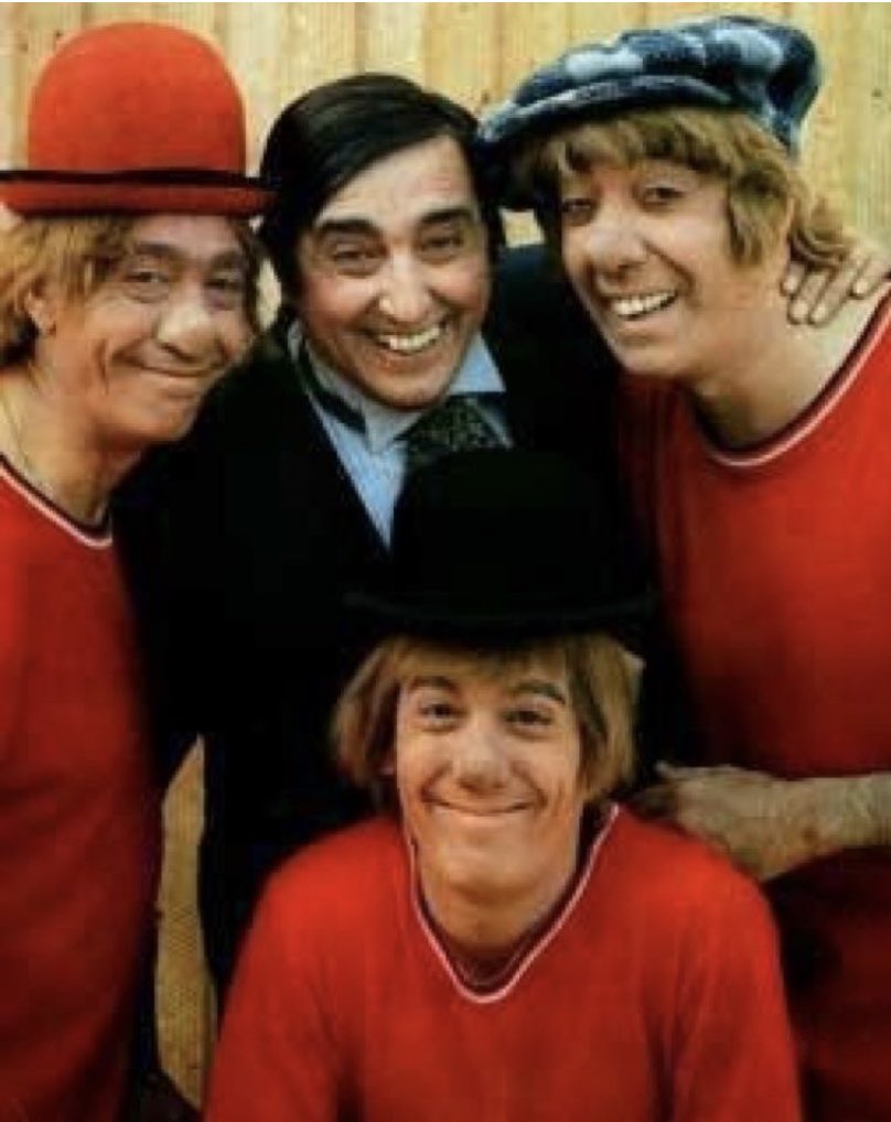 destructor1963's tweet photo. Hoy es un día alegre y triste a la vez, por un lado gracias a la comunidad se consiguieron los 100.000 seguidores en @TwitchES, por el otro me banearon de @ForasterosRP , esta foto siempre me saca una sonrisa. Mi comunidad @bronzafamily lo mejor que me paso, lo mejor que tengo https://t.co/z0UF5Eohbg