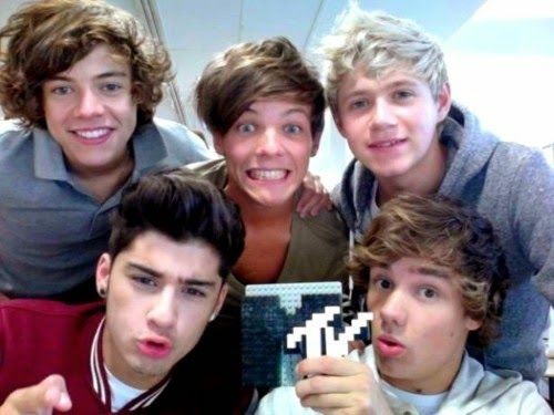 larriesfav's tweet photo. —10 anos de melhor fandom
—10 anos que descobriram a melhor banda do século XXI
—10 anos de puro amor
—10 anos de dedicação dos fans
— 10 melhores anos que muitas directioners já viveram
Mesmo ter passado 10 anos, amamos vcs
#10YearsOf1D
#10YearsOfOneDirection
#10YearsOf1DMoments https://t.co/CuOj1h7dH0