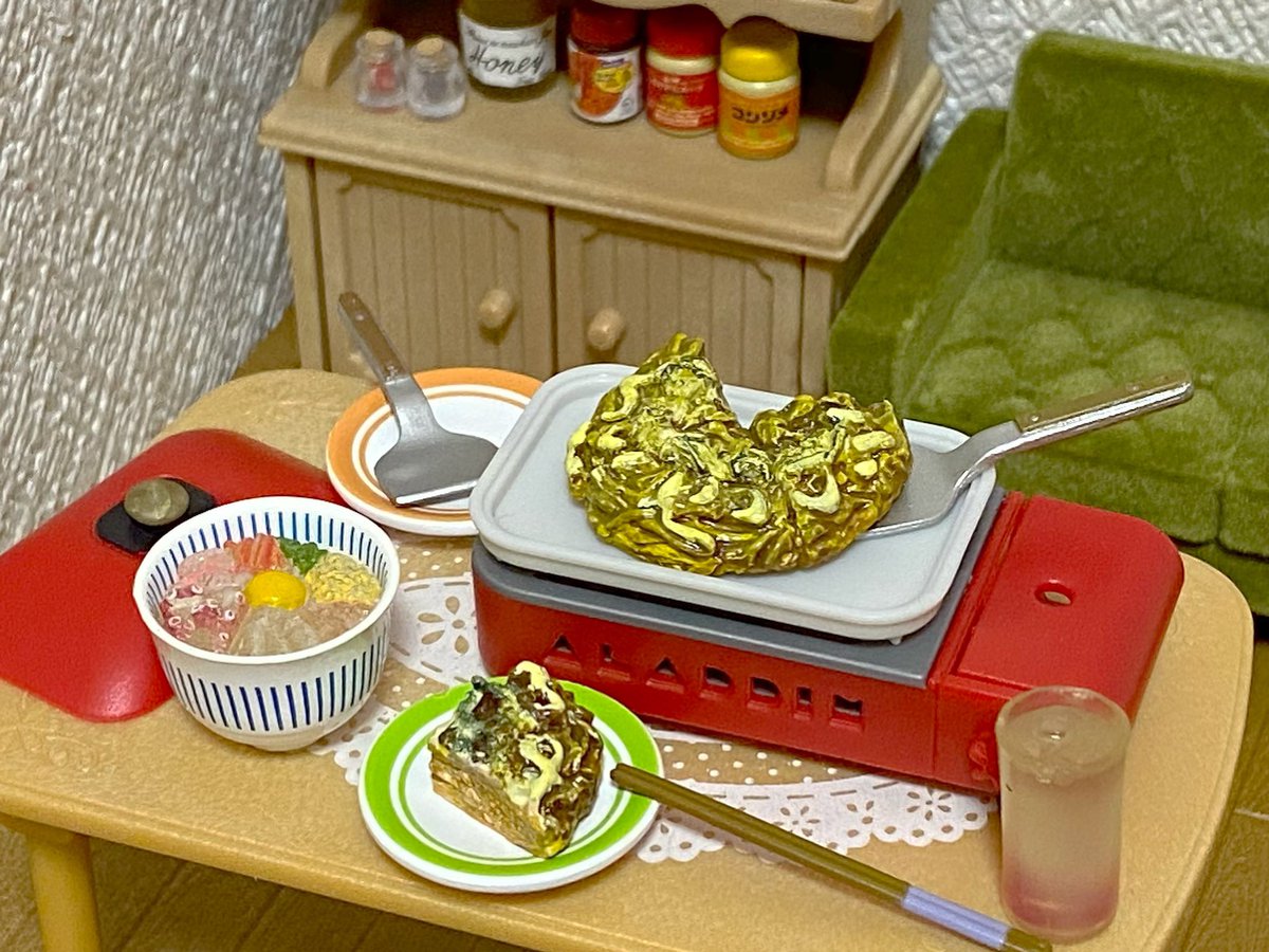 Otonagacha プチパンの平プレートでお好み焼き作り アラジン ミニチュアマスコット 設置箇所 幸太郎本舗tsutaya宇部店 Otonagacha ガチャ ガチャガチャ カプセルトイ ガチャポン ガシャポン ミニチュア フィギュア オモ写 アラジン